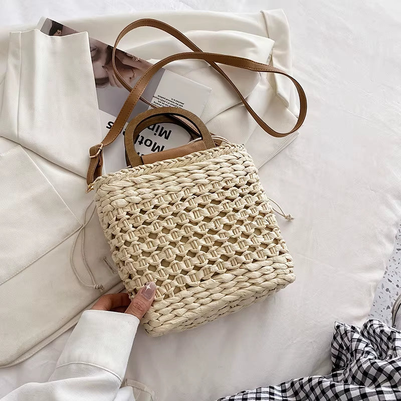 Boho-Eleganz: Handgeflochtene Stroh-Schultertasche in Khaki 